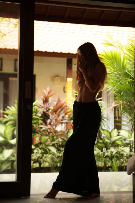 A adolescente intrigante Elin remove seu biquíni e calcinha para posar nua na sombra
