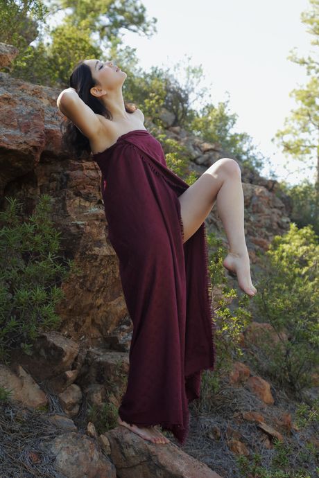 Petite tenåring Malena Fendi går naken på en steinete utkropp
