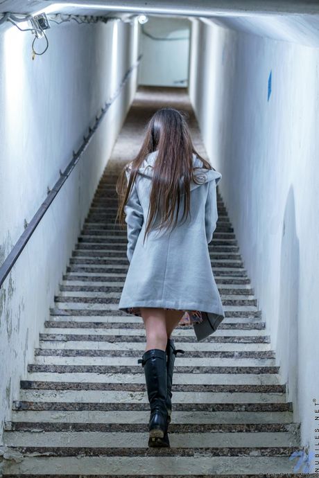 Delphina blokkerer det hele i hagen hennes og viser frem de store puppene og skallet fitta
