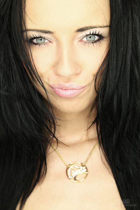 체코의 섹시한 10대 지나 디바인이 큰 가슴을 드러내며 솔로 포즈를 취하고 있습니다.
