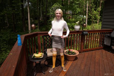 Celestina bloeit masturbeert met groenten op een dek in OTK Socks
