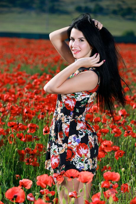 Teen Lean Lola Marron tira nua em um campo e espalha sua buceta
