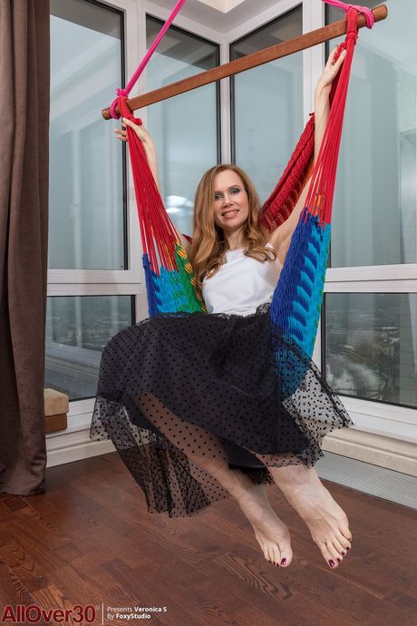 红发熟女维罗妮卡-S 展示大屁股，在椅子上摆姿势
