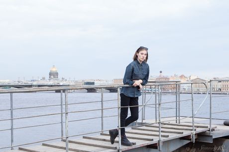 金发少女 Anna R 以自信的方式脱去一切
