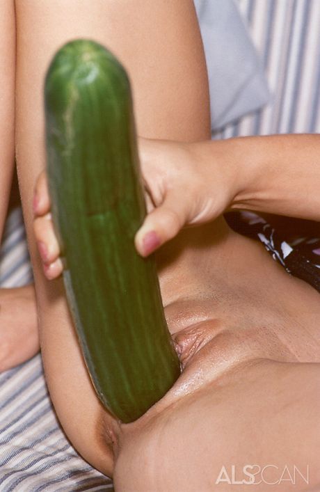 Svelte teen claudia & hendes lesbiske ven Victoria Knight spiller med en frugt
