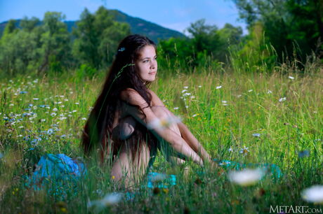 Fantastisk Teen Martina Mink får naken på en filt i ett fält
