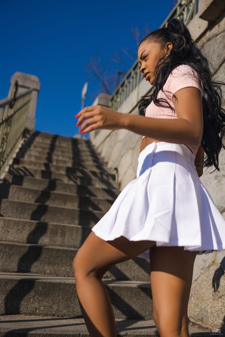 La adolescente colombiana Sofi Vega si spoglia nuda su una barca e mostra il suo corpo caldo
