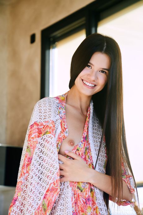 Doce russo pêssego Evelin elle fica nu em uma cozinha
