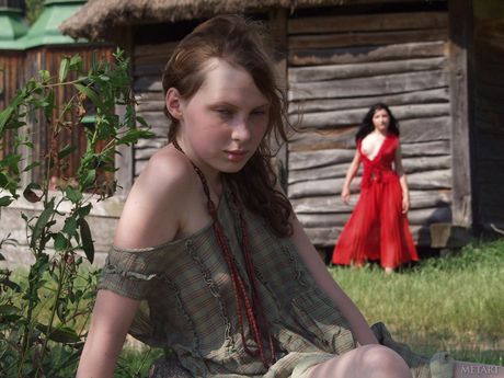 Linda adolescente Katya B muestra sus pequeñas tetas y poses desnudas en un solo
