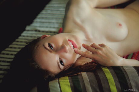 Sjarmerende tenåringssofi shane fingre fitta hennes etter en finger faen på gulvet
