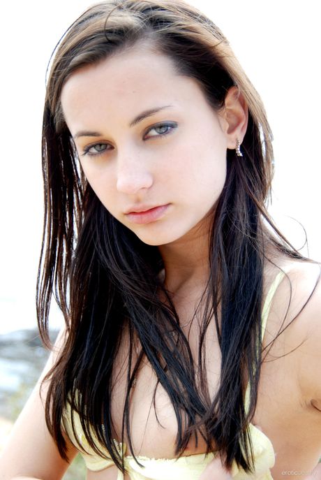 Georgia Jones udstiller sin sexede krop, da hun poserer på stranden
