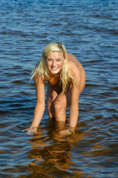 Skinny Teen Quinby B poseert naakt en onthult haar prachtige lichaam in een solo
