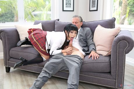 La colegiala asiática Marica Hase consigue su coño y el culo follados por su maestra
