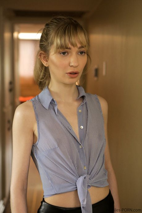 Adolescente petite Mackenzie Moss si fa scopare la figa pelosa
