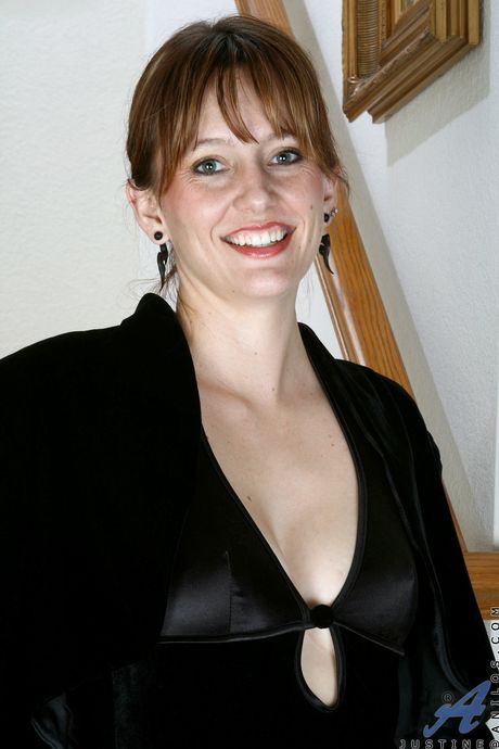 Sexy MILF Justine shows off her big tits and her shaved pussy