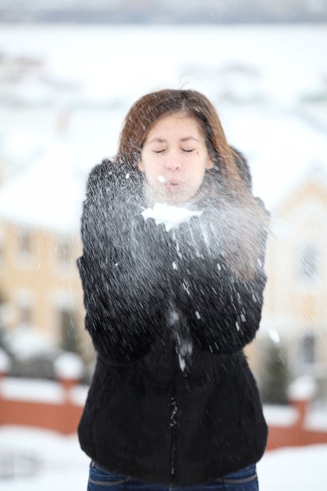 Sexy Redhead Irina J si sposta in un luogo pubblico dopo aver rimosso i vestiti
