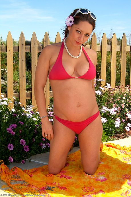 Pregnant amateur MILF Shawna shows her big ass and tasty pussy outdoors