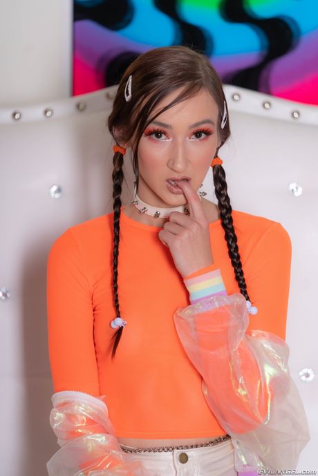 Petite Latina Carmen Rae får hendes fisse slikket og pik af Bryan Gozzling
