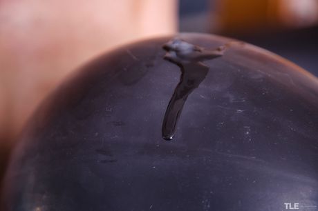 Gia Tvoricceli is fooling around with rubber balloons