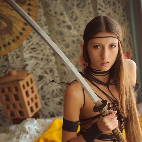 Önsklig tonåring saju a blir naken i ett sovrum medan du bär en fluga
