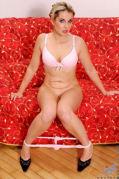 Blonde MILF Anuska shows her big tits and masturbates with a dildo>