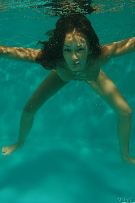 Radka B präsentiert ihren sexy Körper, während sie im Pool posiert
