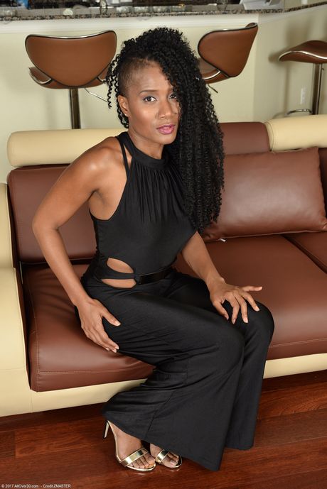 Ebony MILF JetSet Jasmine shows her big ass and tasty pussy in a solo