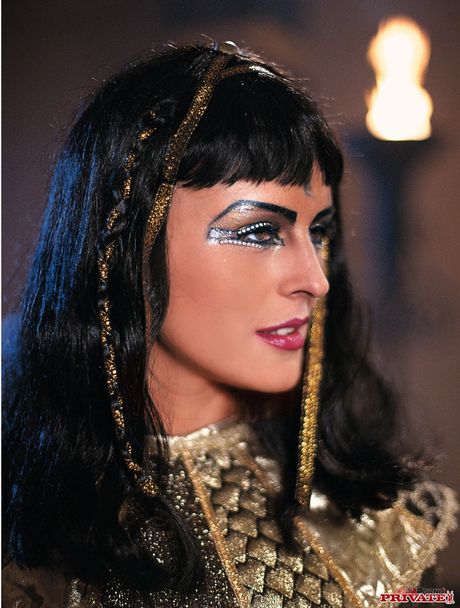 La pornostar simile a Cleopatra Sandra Russo viene sbattuta nel palazzo
