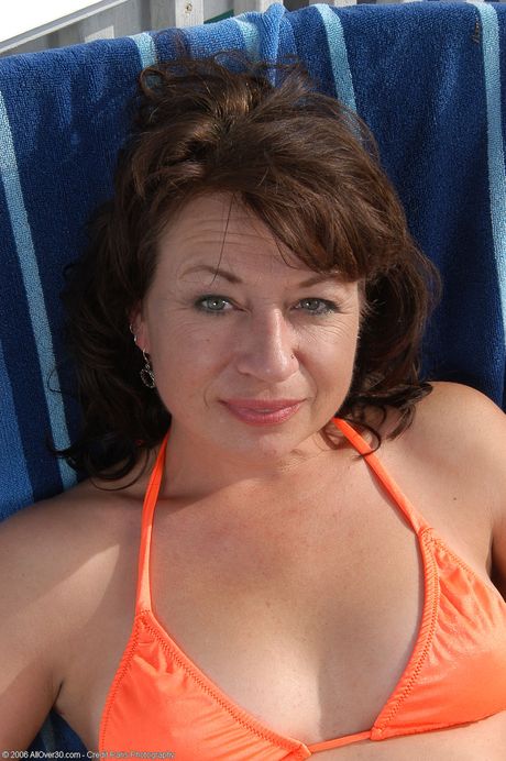 Mogen kvinna Alannha tar bort en klänning för att visa sina naturliga bröst
