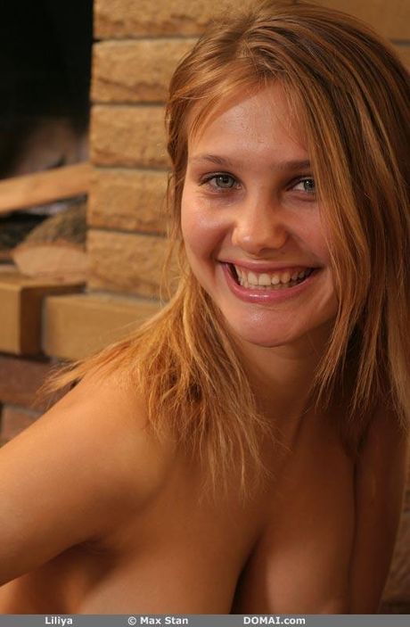 Skinny Teen Liliya viser små pupper og går naken i en solo
