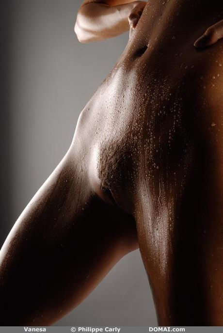 Petite teen Vanesa poses totally naked in a confident fashion