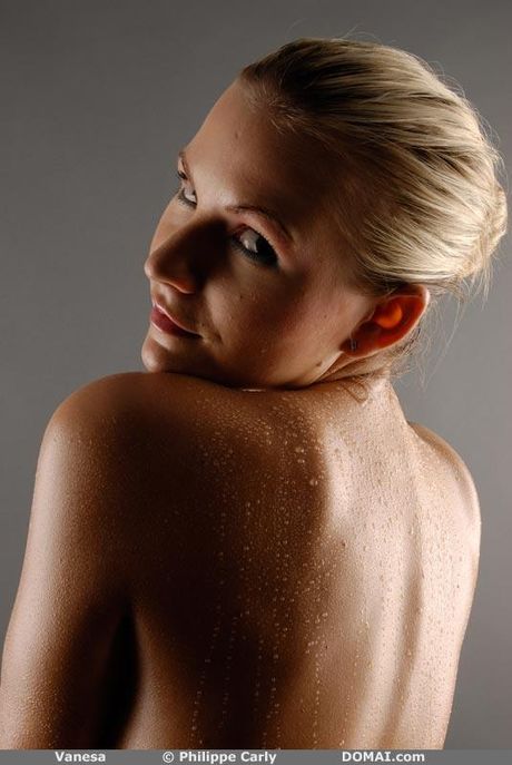 Petite Teen Vanesa poserar helt naken på ett säkert sätt
