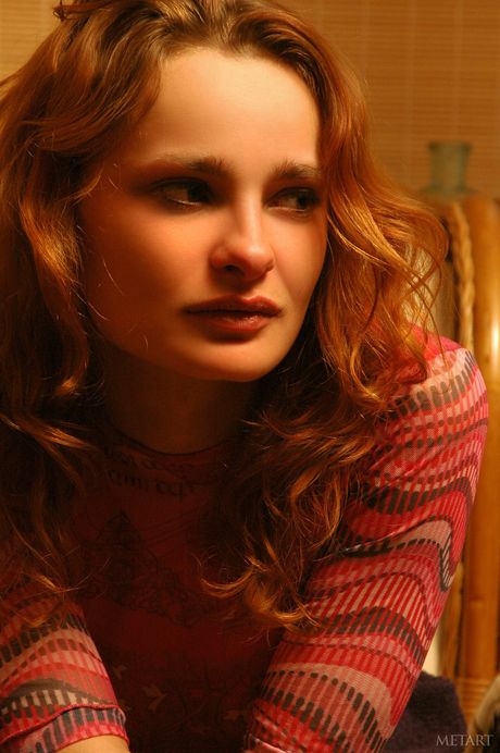 Adolescente sottile Olya B mostra le sue grandi tette e il suo cespuglio nel nudo
