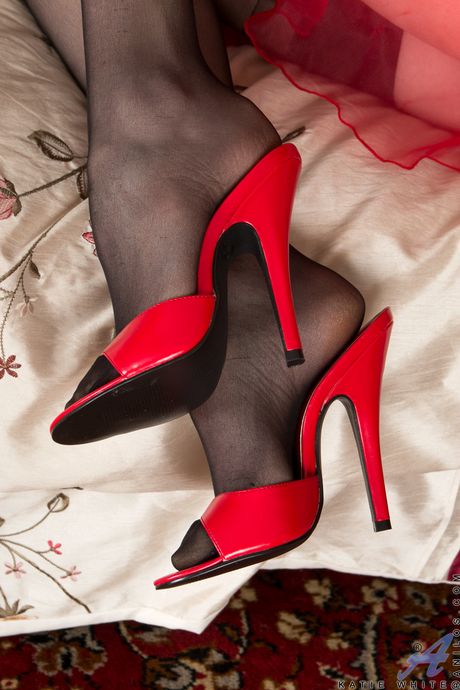 Sexy MILF Katie White removes her lingerie and spreads her pussy