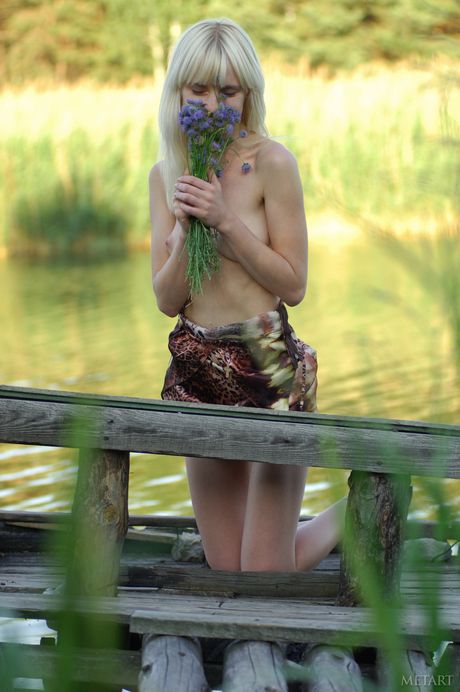 Met Art: Petite teen mila b strimler nøgne og poserer midt i en flod