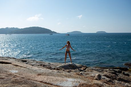 في سن المراهقة الرقيقة Delilah G يطرح عارية على شاطئ رملي في الماء
