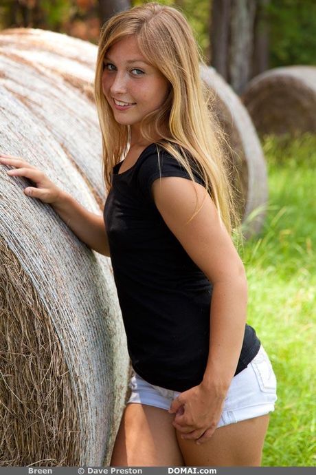 Blonde teen Breen bares herself without embarrassment