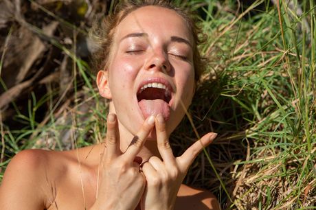 Stunning 18: Sexet blond Delilah G stiller nøgen på et stenet udstråling ved havet