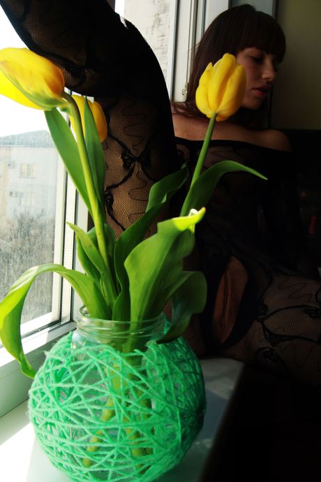 Florens takes off her black catsuit and exhibits nudity in front of the window