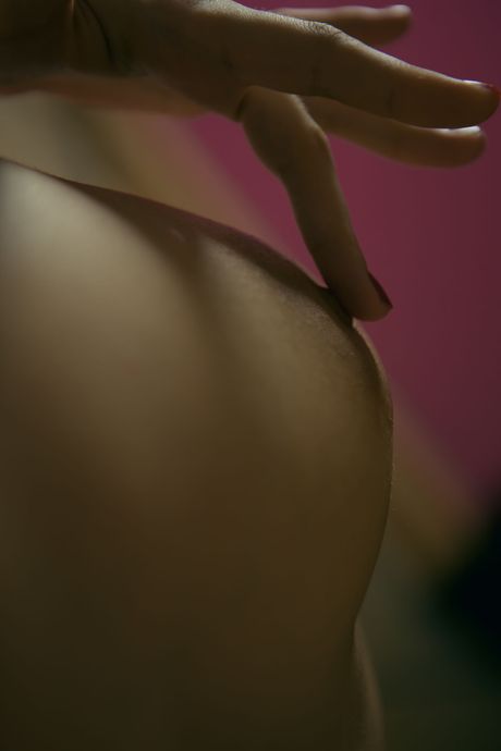 مراهقة مثالية إميلي ي أصابعها بوسها أثناء استمناءها في السرير
