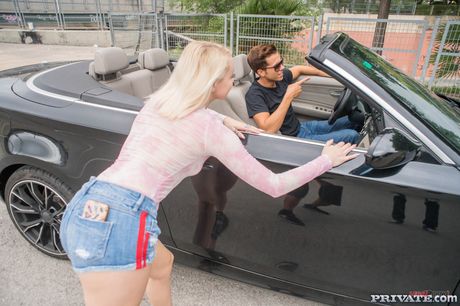 Skinny Ceco Teen Marilyn Sugar si fa cadere la figa rasata all