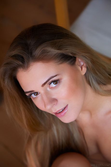 Prachtige tiener Kalisy onthult haar grote tieten en poseert naakt
