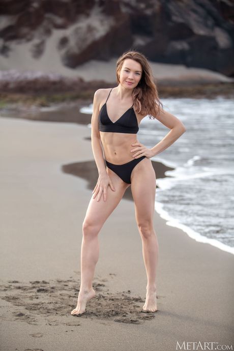 Janeth Tense takes off her bikini and exhibits her sexy body on the beach