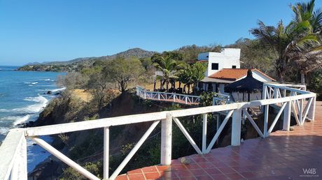 Hot Latinas Anastasia Delgado & Lola Banny pose nude in sunglasses outdoors