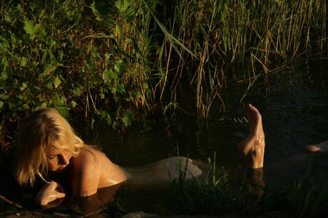 Engasjerende tenåring Tanusha A strips og poserer naken i et solo -skyte
