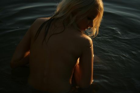 The Life Erotic: 魅惑的なティーン、タヌシャAがソロ撮影で裸になってポーズを決める