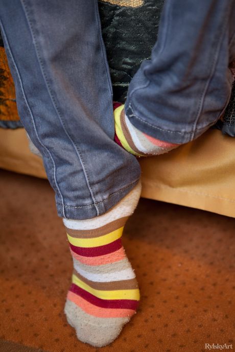 젊은 금발 케바가 소파에서 무릎 양말 위로 알몸이 된 모습
