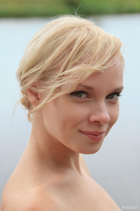 Charmerende teen gebyr striber hendes sorte kjole og poserer nøgen i en solo
