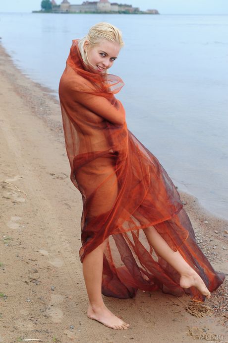 금발의 십대 베리 A가 해변에서 우아하게 알몸을 드러내다
