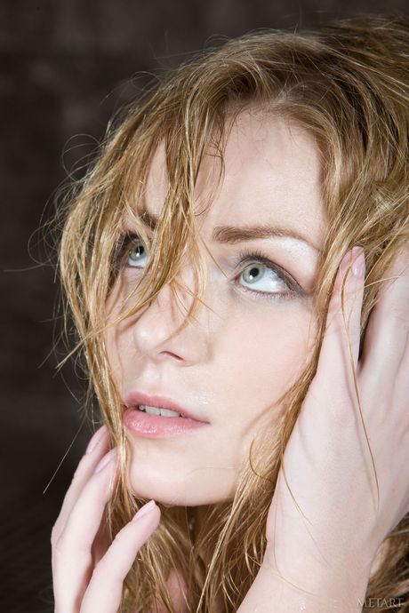 Blond tenåring Sharon D fjerner undertøyet hennes før hun kommer i badestampen
